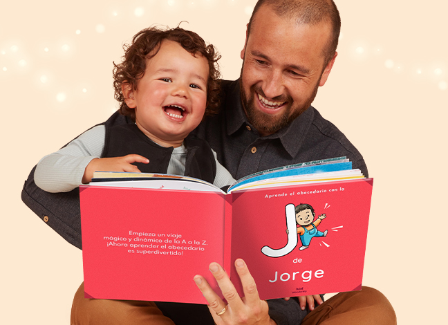 Imagen de un padre leyendo un libro personalizado a su hijo